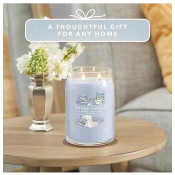 A Calm & Quiet Place Signature Candle ( pokojné a tiché miesto ) - Vonná sviečka
